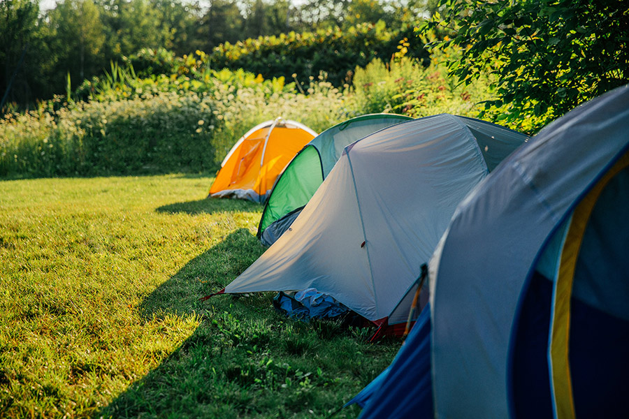 https://www.altercampagne.net/wp-content/uploads/2019/01/row-of-camping-tents_4460x4460.jpg