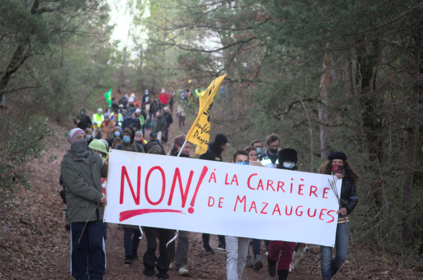 Manifestation contre le projet de carrière.